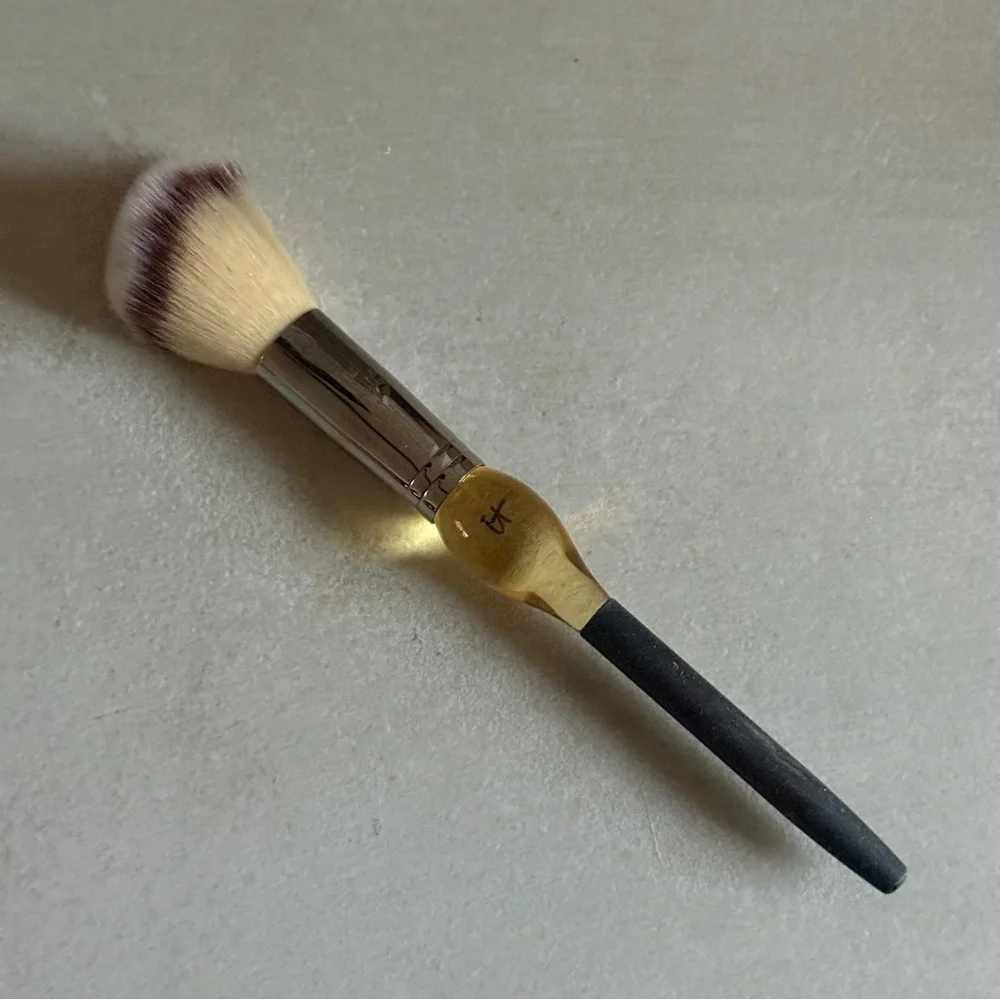HEAVENLY LUXE Angled Foundation Brush – IT Cosmetics